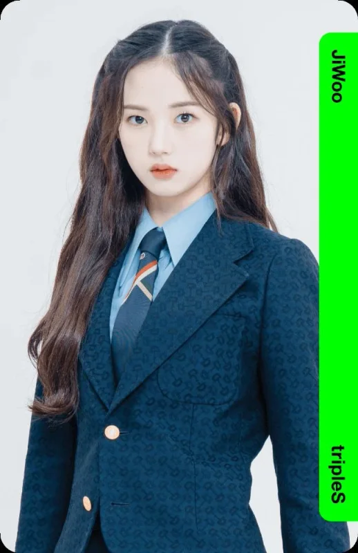 JiWoo — Binary01 First Class Objekt