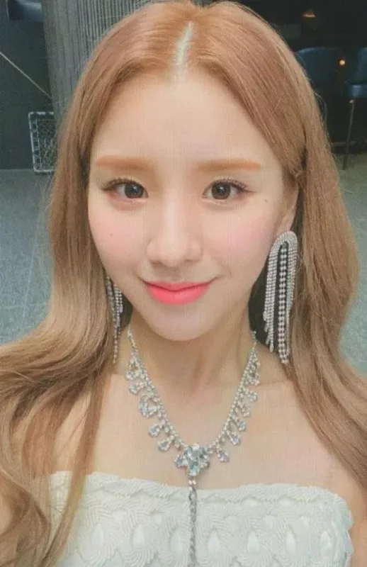HeeJin — Not Friends, Heejin · Jinsoul · Kim Lip · Yves