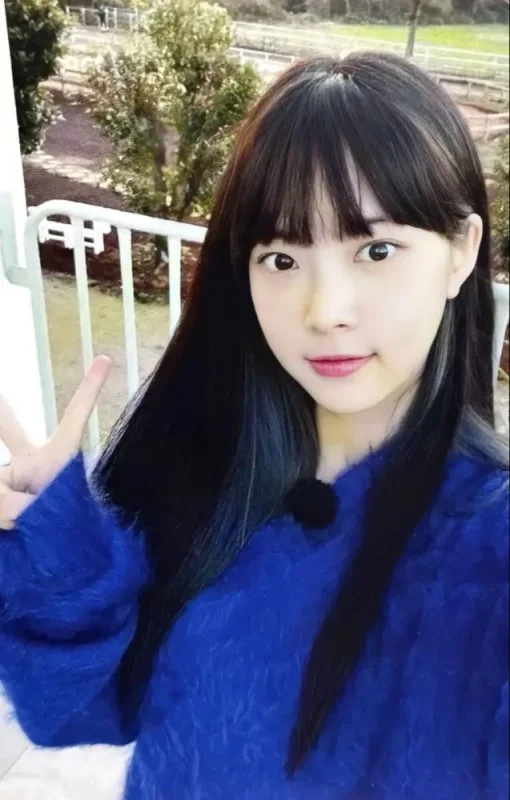 Hong Eunchae — Day Off In Jeju - Photobook