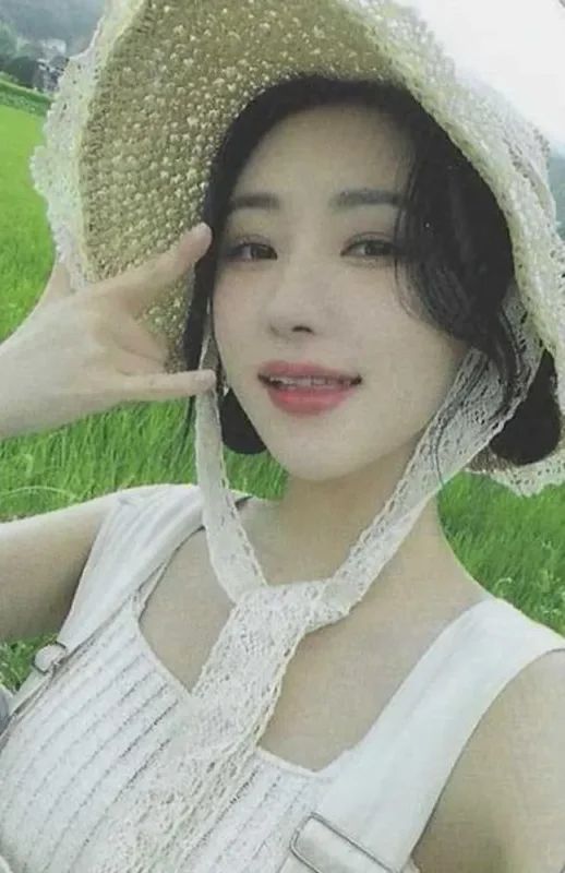 SuA — 2025 Season's Greetings, Idou Stage