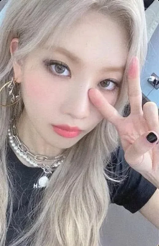 Kim Lip — Not Friends, Heejin · Jinsoul · Kim Lip · Yves