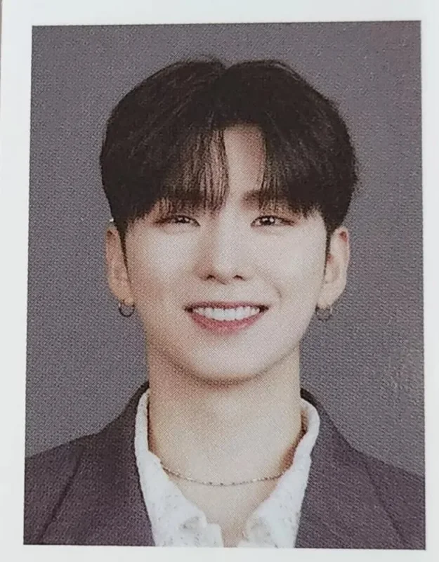 Kihyun — 8TH OFFICIAL FANCLUB MEMBERSHIP KIT