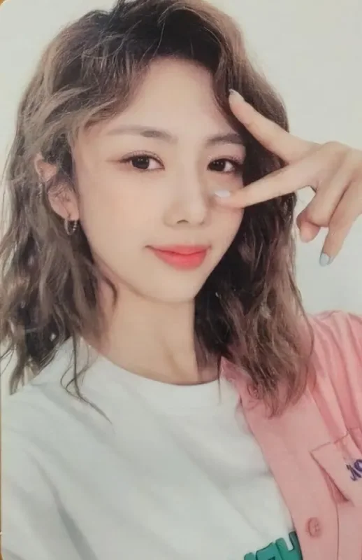Yoohyeon — Into the Night & Dystopia, Photocard set benefit
