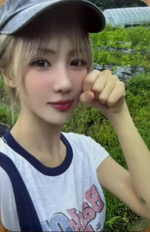 Yoohyeon — 2025 Season's Greetings, Official Store