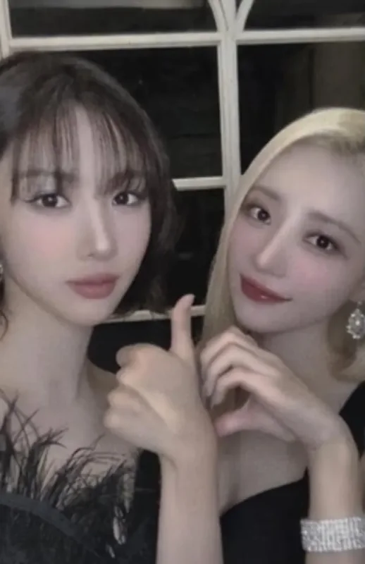 SuA, Yoohyeon — THE NIGHT BLOOM - 2026 Season's Greetings, Official Store