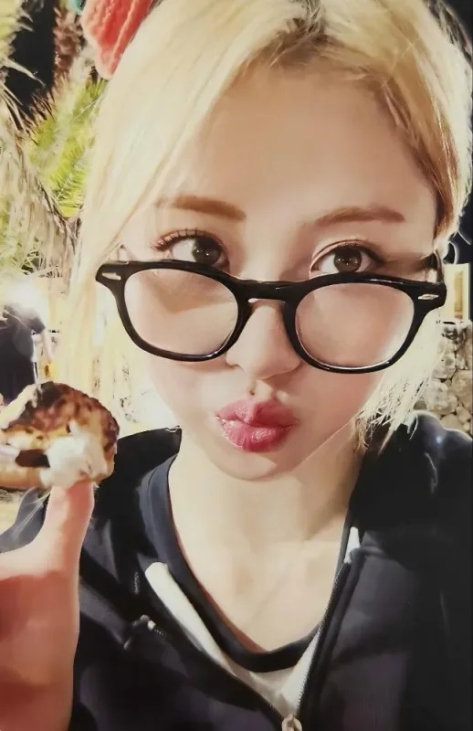 Huh Yunjin — Day Off In Jeju - Photobook