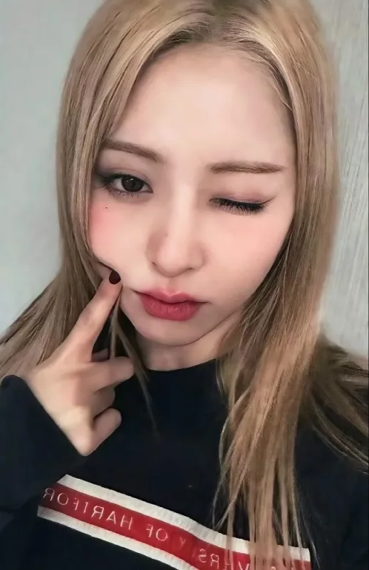 Huh Yunjin — FEARNOT 1st Fanclub Membership