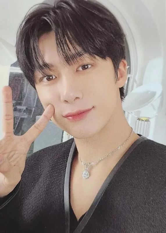 Hyungwon — 8TH OFFICIAL FANCLUB MEMBERSHIP KIT