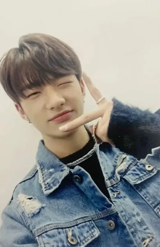 Hyunjin — Mixtape, Broadcast