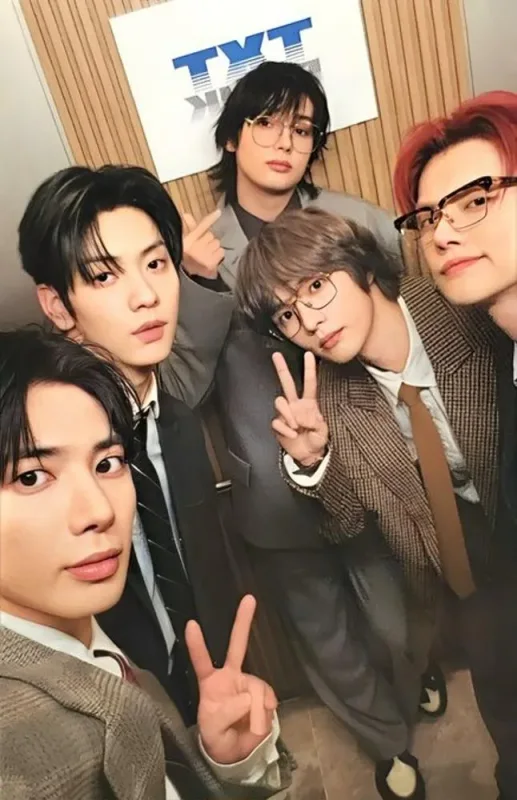 Beomgyu, Huening Kai, Soobin, Taehyun, YEONJUN — TXT Bank - 2025 Season's Greetings