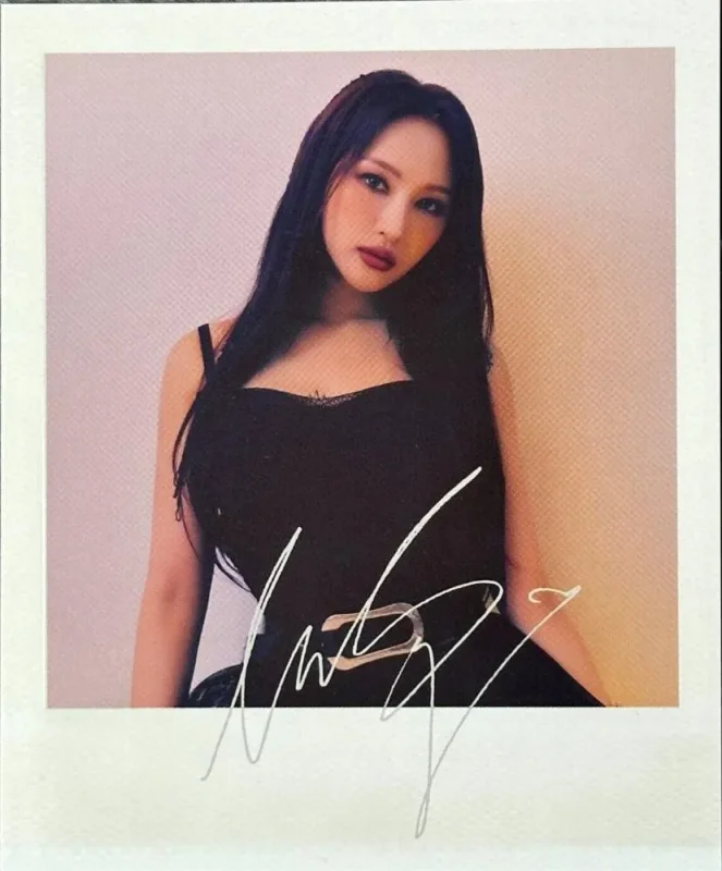 Siyeon — Mysterious Mansion - Photobook