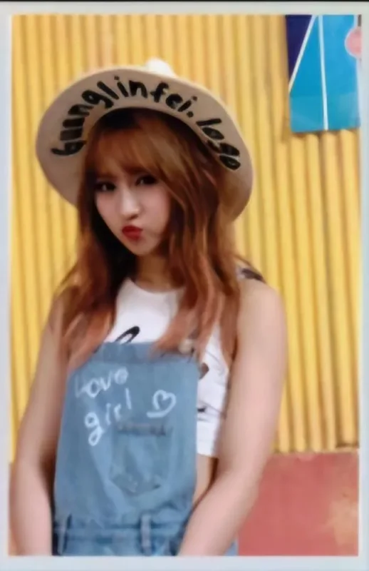 Siyeon — Love Shake, Broadcast