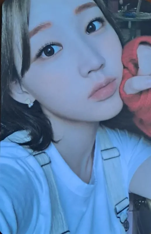 Shin Jiyoon — 2022 SEASON'S GREETINGS (WUW : Wake Up Weeekly)