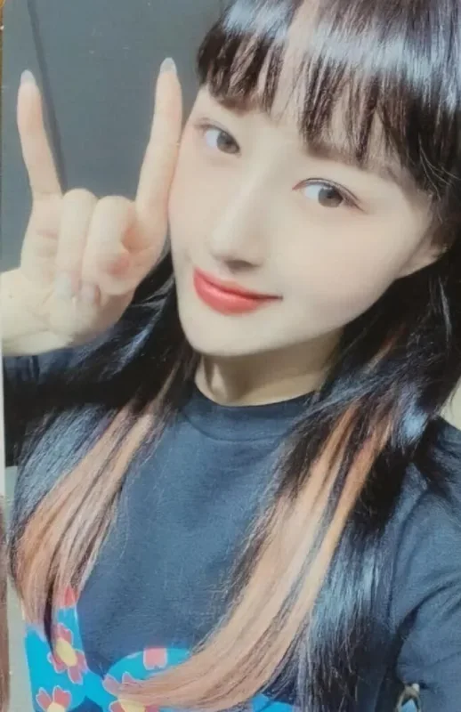 Siyeon — Into the Night & Dystopia, Photocard set benefit