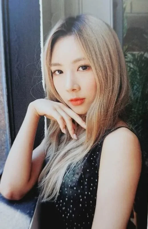 Yoohyeon — Center Of Time - Photobook