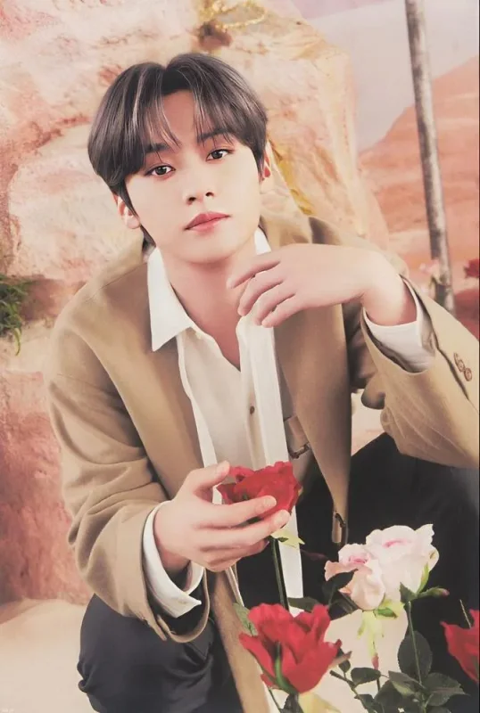 Lee Know — S-318 - 2023 Japan Season's Greetings