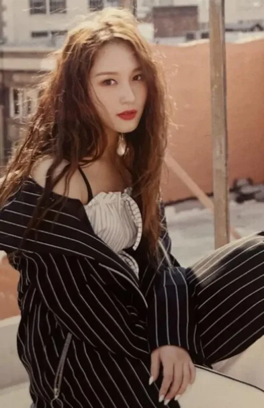 Siyeon — Center Of Time - Photobook