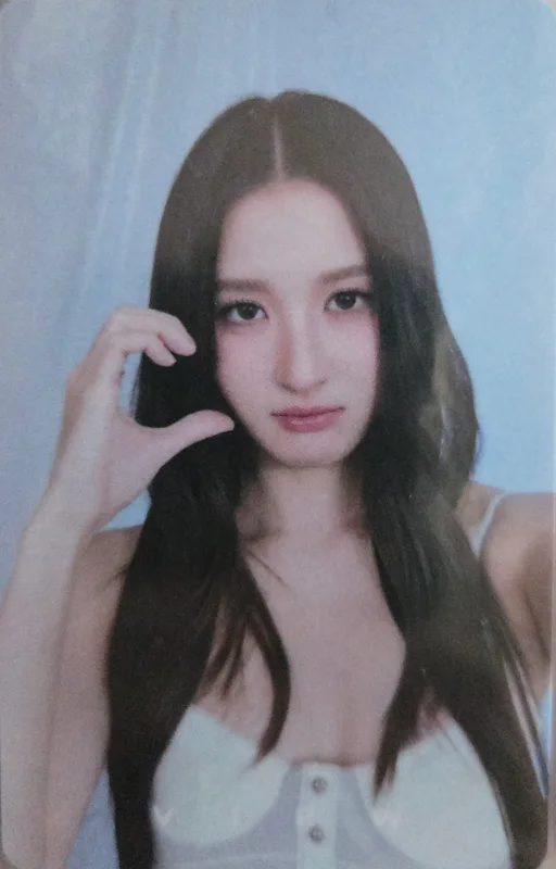 View Benyapa — ELEMENTS OF SEASONS SERIES | VIEWMIM EXCLUSIVE PHOTOCARD SET