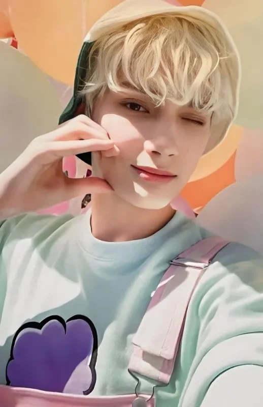 Huening Kai — 2022 Season's Greetings